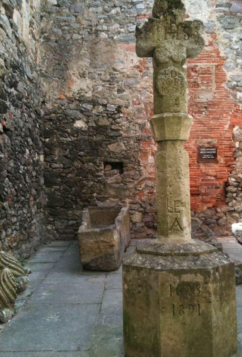 Croix en pierre avec inscription "IHS" - Château de NOIRMOUTIER (Auteur : Cathy) Anoirm12