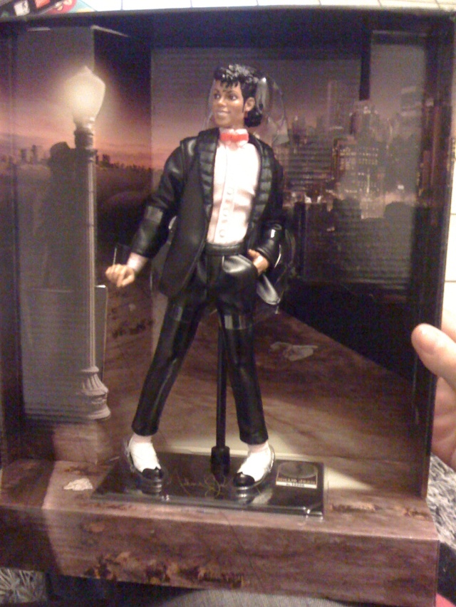 Figurines Michael Jackson (Billie Jean et Thriller) - Page 7 Img_1017