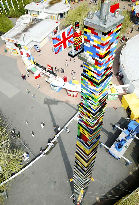 Crean la torre de Lego más alta del mundo con 32 metros de altura 2c10