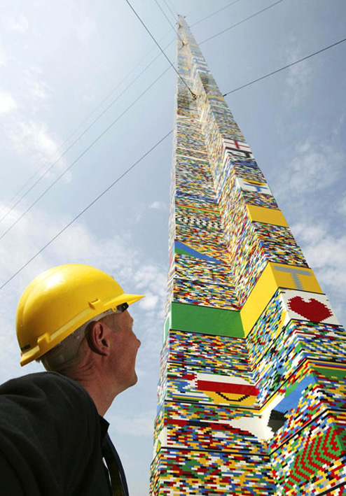 Crean la torre de Lego más alta del mundo con 32 metros de altura 3c10