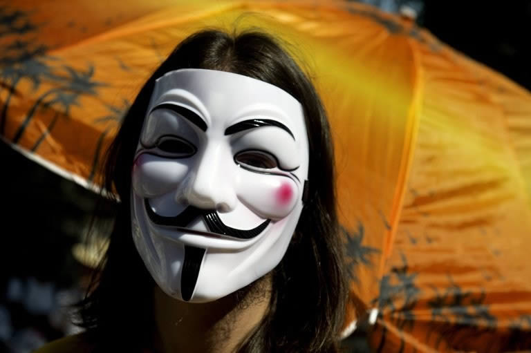 Anonymous se venga del FBI publicando números de tarjetas bancarias Anonim10