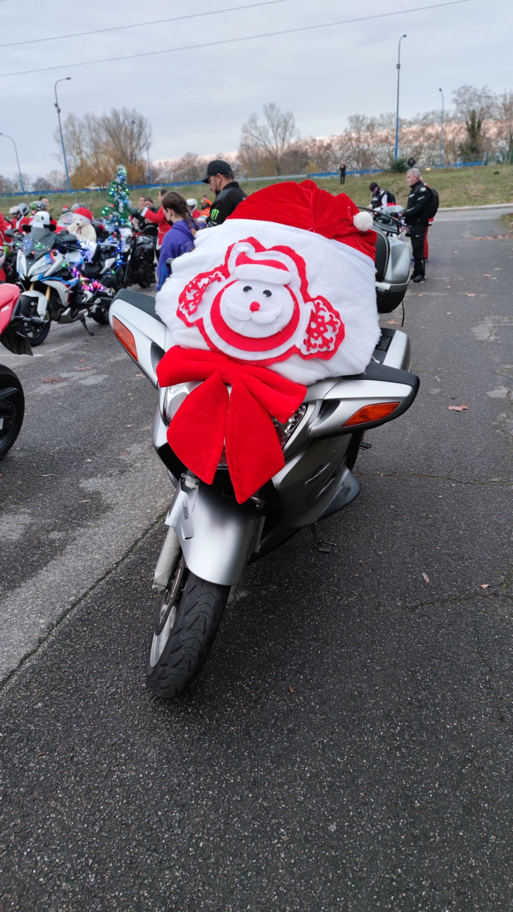 Les Pères Noël à moto de retour Img_2065