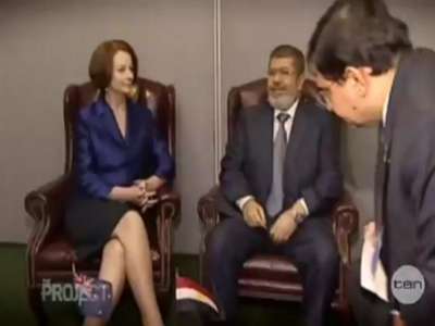 شاهد بالفيديو:قناة استرالية تتهم الرئيس مرسي بلمس اجزاء حساسة من جسده اثناء لقائه برئيسة وزراء استراليا  1318