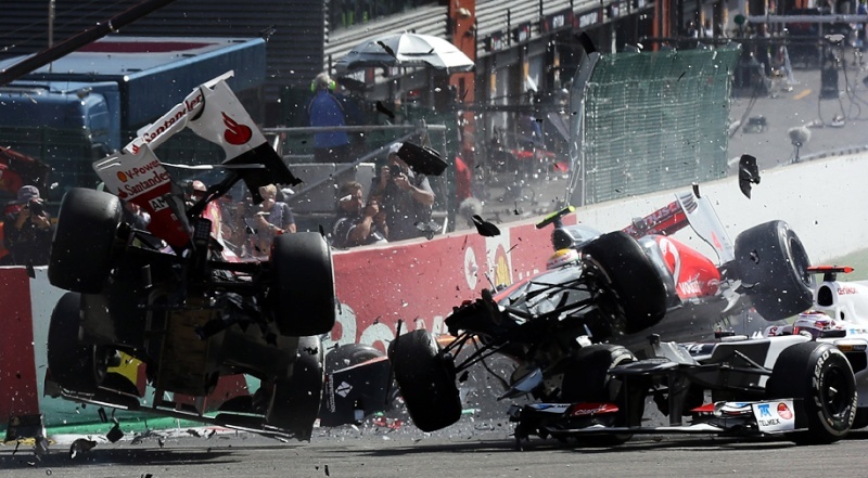 تصادم مروع في سباق بلجيكا للفورمولا - 1 بالصور Sans_t31
