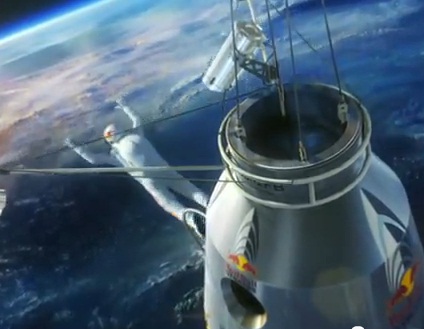 النمساوي بومغارتنر ينجح بالقفز من حدود الفضاء بمنطاد من الهيليوم Uouuso12