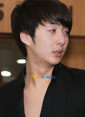 Hyung Jun llora la perdida de su amigo Park Yong-Ha 7sss10
