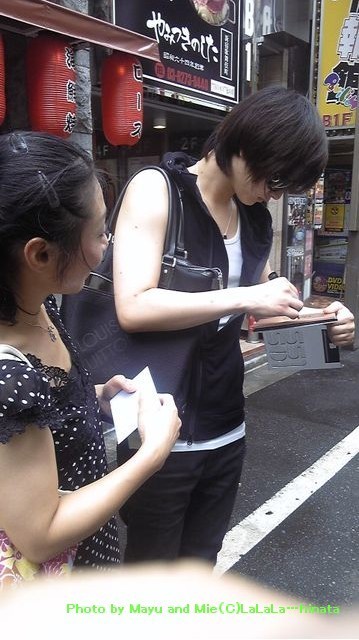 Kyu y Saeng en Japon firmando autógrafos!!!! O0359011