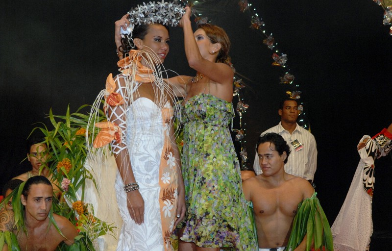 Article dans Tahiti Presse le 26 juin 2010 - Poehere Hutihuti Wilson, élue 50e Miss Tahiti Miss-t46