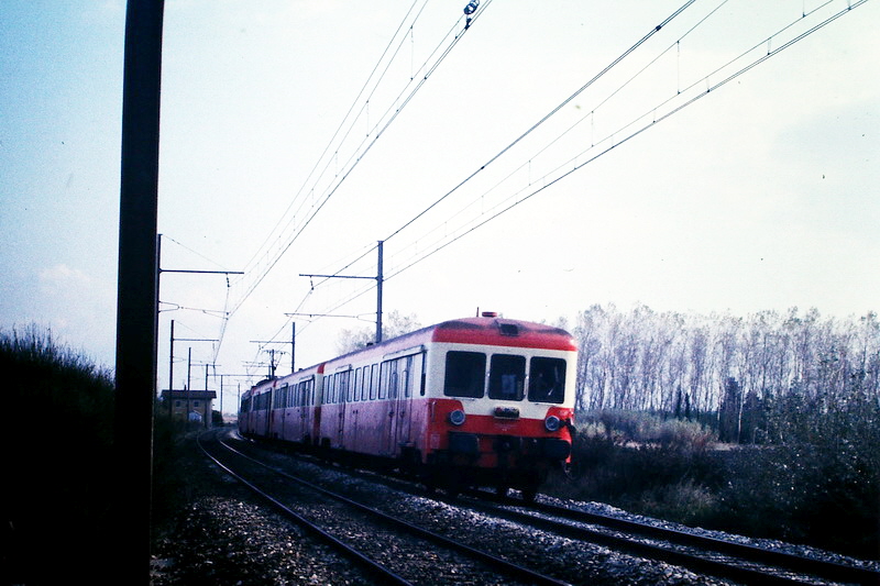 Z 7100 ROUGE ET CREME AUTOUR D'AVIGNON Z-710011