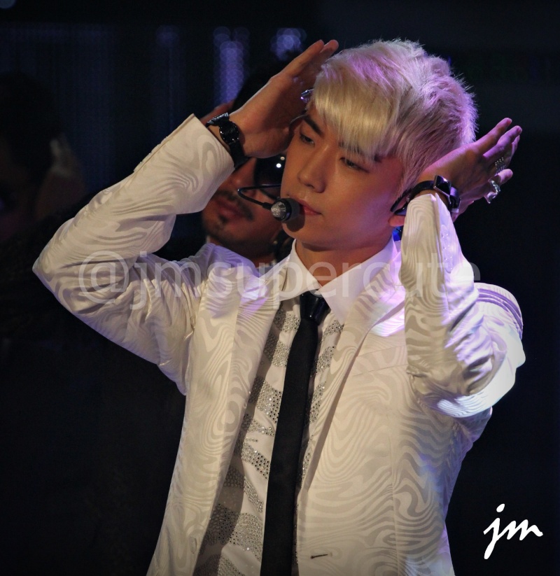 [07.08.12] Wooyoung chante "Sexy Lady" dans Simply K-pop Wooyou27