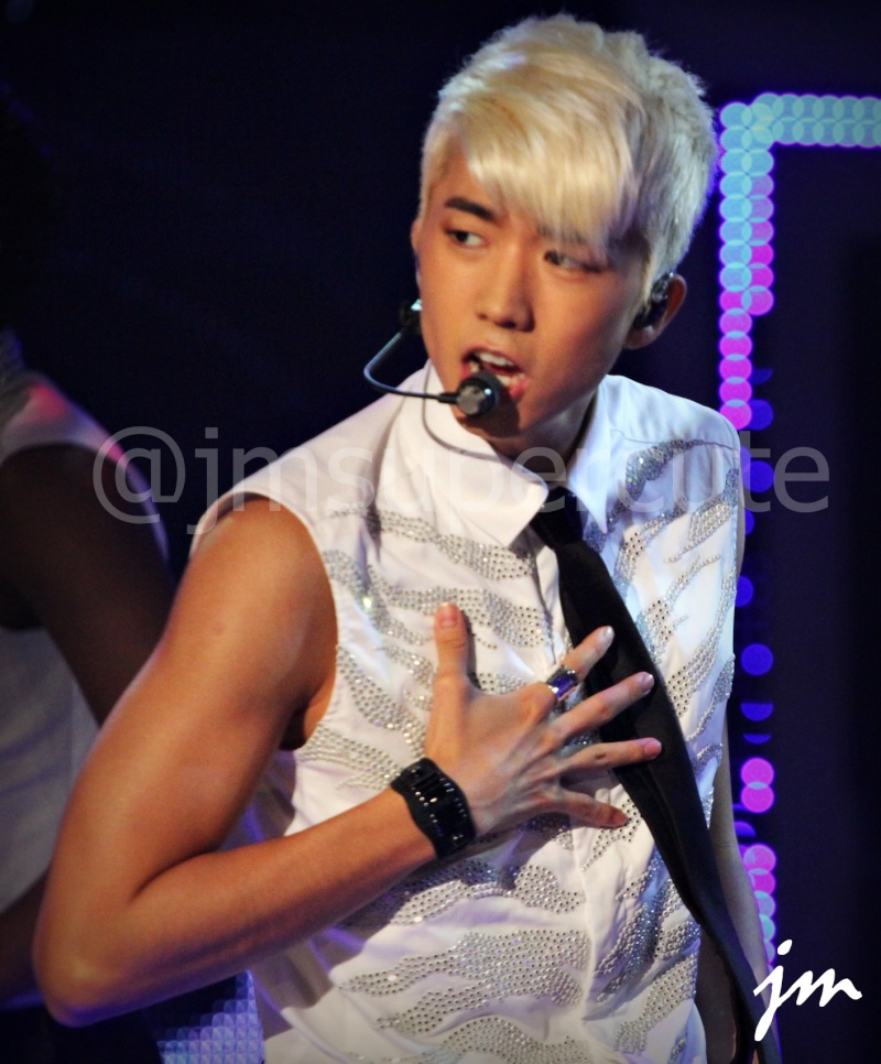 [07.08.12] Wooyoung chante "Sexy Lady" dans Simply K-pop Wooyou28
