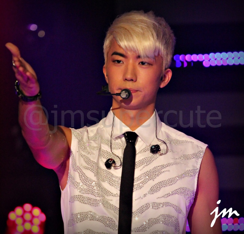 [07.08.12] Wooyoung chante "Sexy Lady" dans Simply K-pop Wooyou31