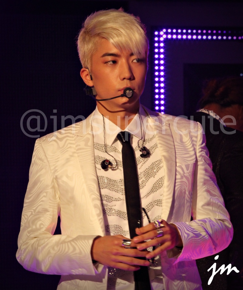 [07.08.12] Wooyoung chante "Sexy Lady" dans Simply K-pop Wooyou32