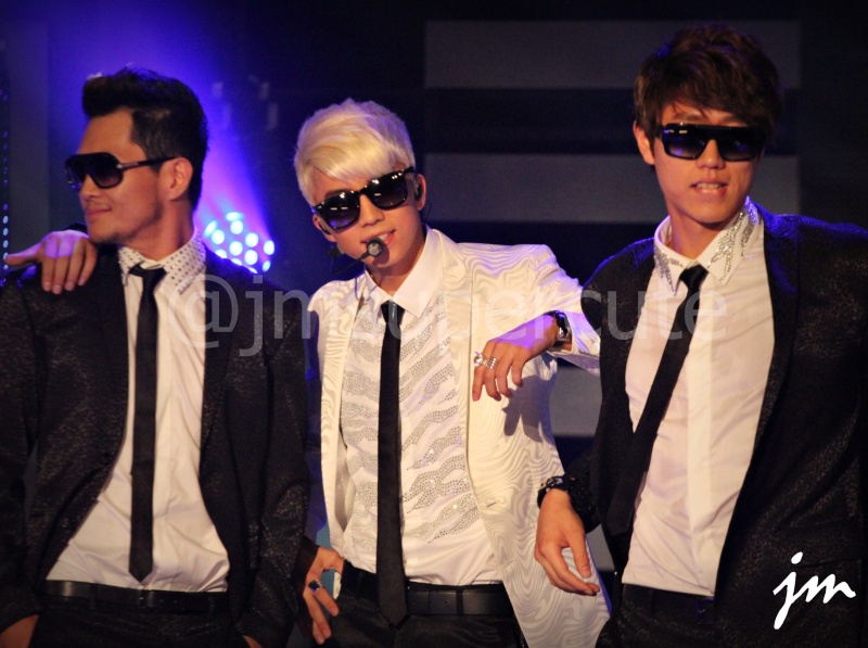 [07.08.12] Wooyoung chante "Sexy Lady" dans Simply K-pop Wooyou33
