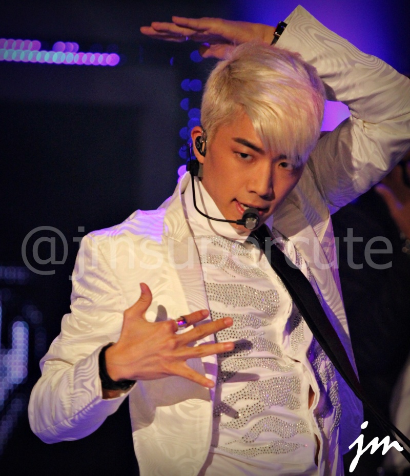 [07.08.12] Wooyoung chante "Sexy Lady" dans Simply K-pop Wooyou35