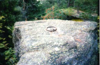 Que signifie cet anneau sur cette pierre . M_51310