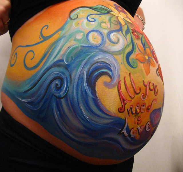 Pintando panzas de embarazadas. Pan1210