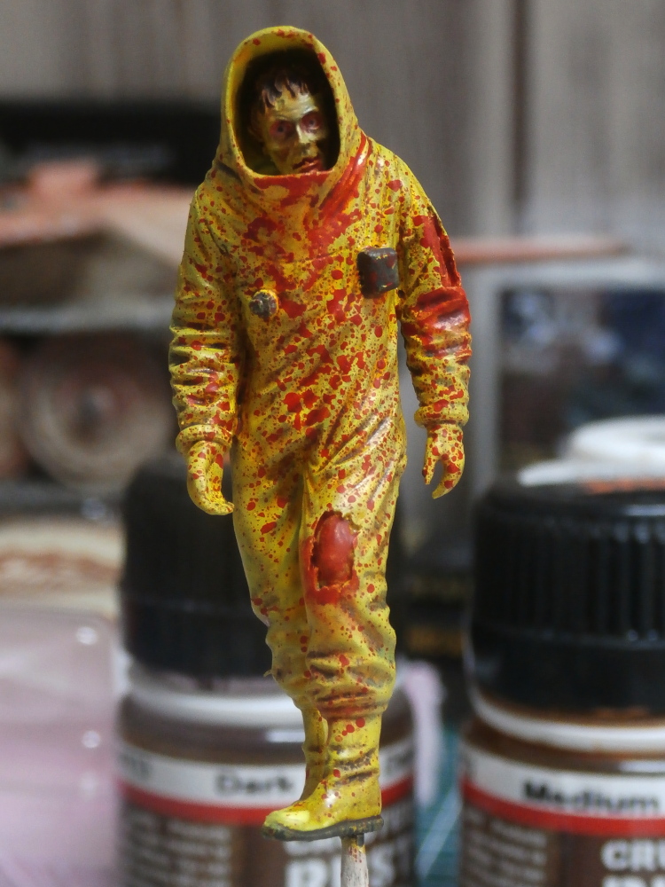 Zombie in NBC coverall - figurine Royal Model 1/35 (FINI) P8120017