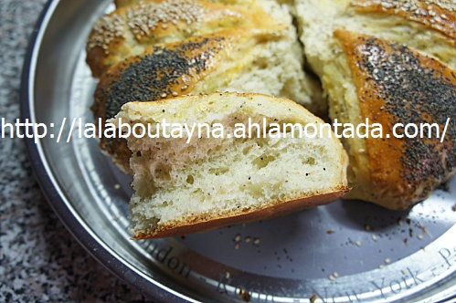خبز على شكل وردة  بالحبوب المنسمة مزين بلبافو وزنجلان شكل و مذاق  رائعين    Dsc00413