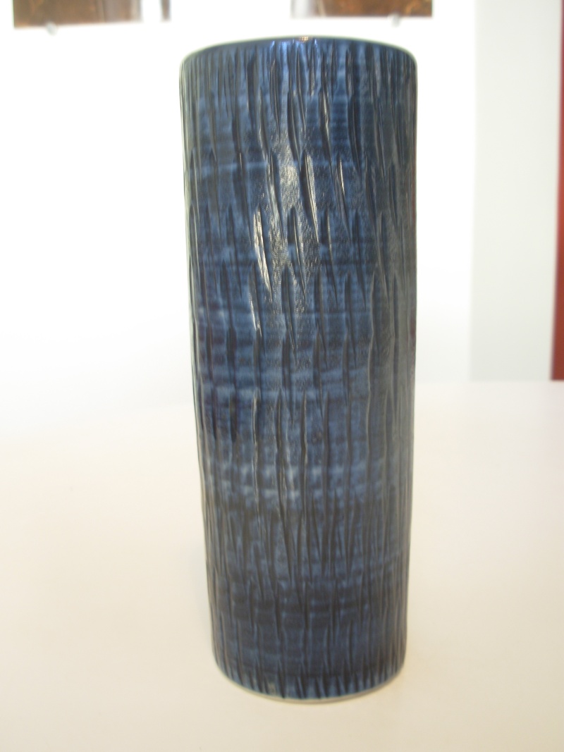 Vase roulot bleu porcelaine décor incisé - Malta ? BP ? à identifier  03717