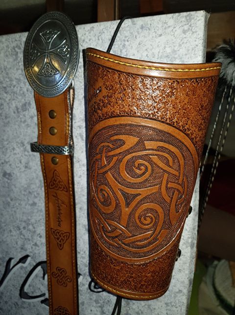 Un brassard motif Celtique et sa ceinture 36461310