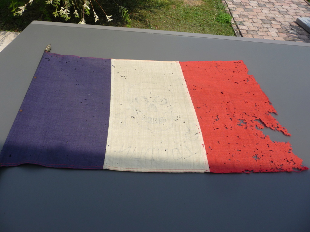 Drapeau tricolore à tete de mort "Loudun" P1290777