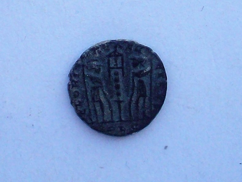 AE4 de Constante I. GLOR-IA EXERC-ITVS. Un estandarte entre dos soldados. Lugdunum. 102_4573