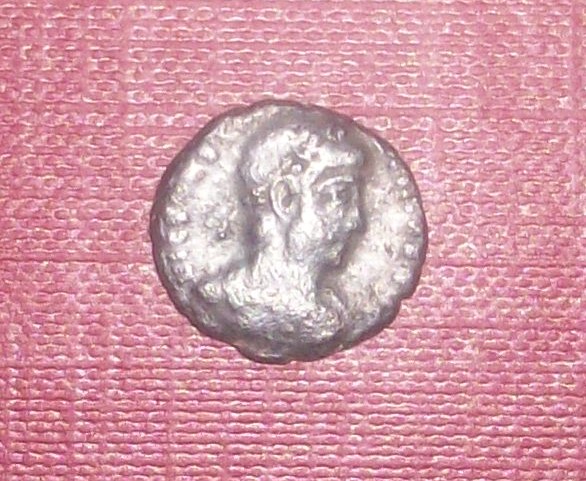 AE4 de Constantino II como augusto. VIRTVS AVGVSTI. Emperador a dch. Roma 102_4941