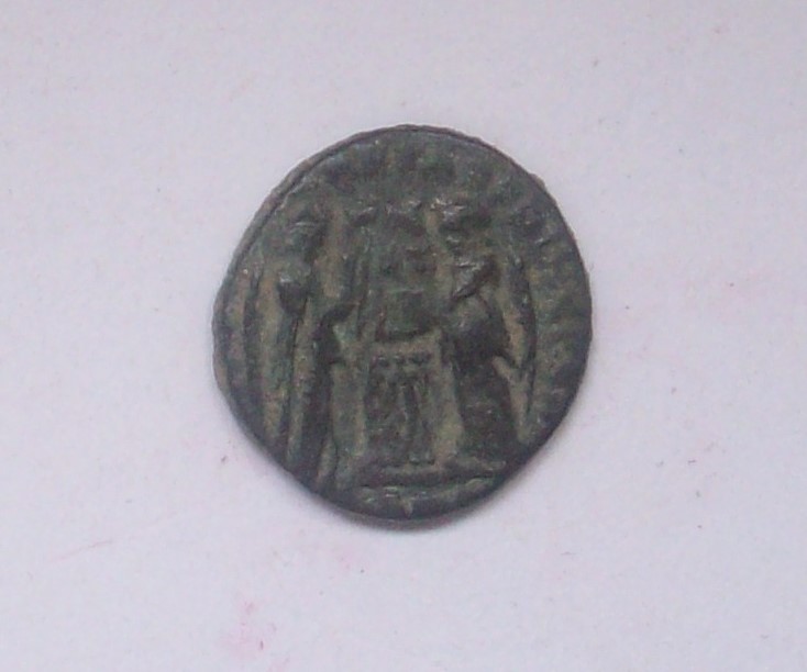 AE3 de Constantino I. VICTORIAE LAETAE PRINC PERP. Dos Victorias enfrentadas. 102_5038