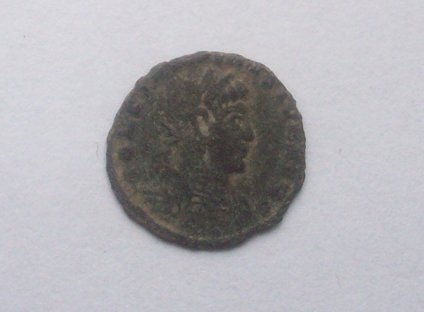 AE4 de Constantino II. GLORIA EXERCITVS. Soldados entre 1 estandarte. Roma 102_5186
