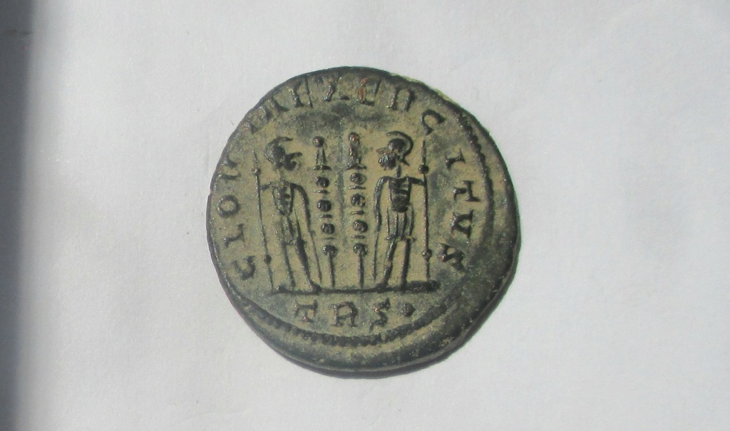 AE3 de Constantino I -  GLORIA EXERCITVS - 2 soldados y 2 estandartes - Trier Img_4021