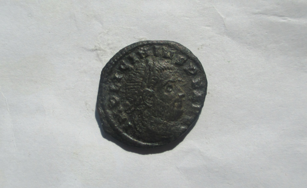 Nummus a nombre de Licinio I. SOLI INVICTO COMITI. Sol a izq. Ticino Img_4310