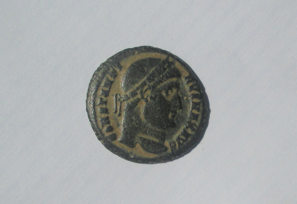 AE3 de Constantino I. GLORIA ROMANORVM. Roma sedente a izq. Constantinopla Img_4526