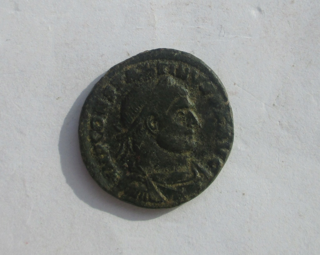  Nummus de Constantino I. SOLI INVICTO COMITI. Arlés Img_4910