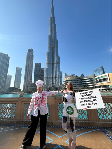COP28 à Dubai : des manifestantes de PETA arrêtées Cop28_10