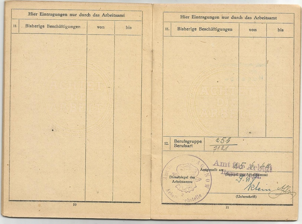 Un grouping de papiers ( 9 documents ) d'un jeune Allemand... Groupi32