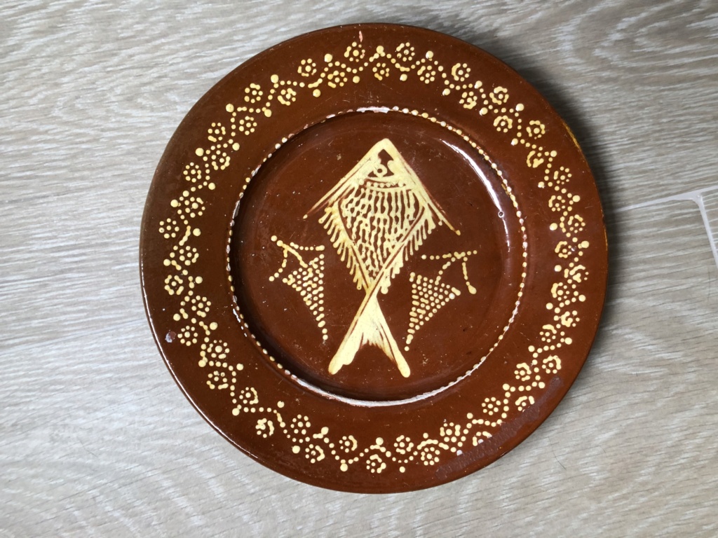 Old Earthenware slipware dot plate with fish - Portugal Img-9215