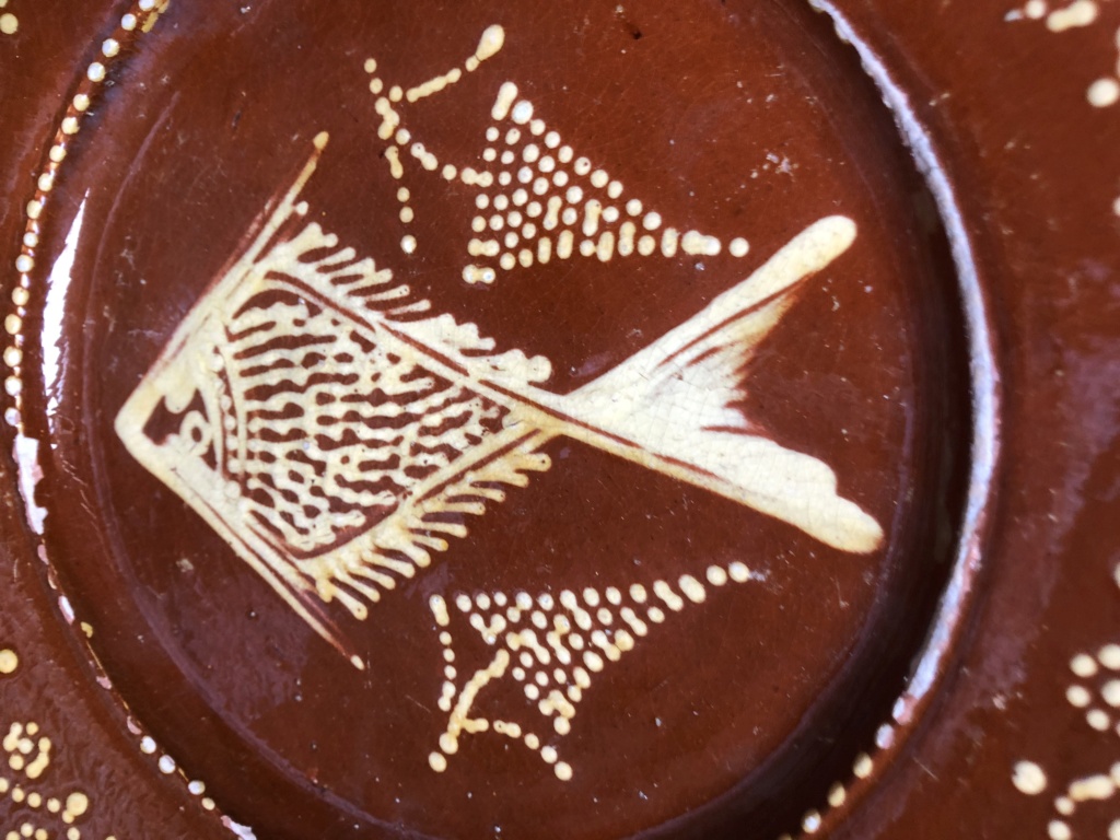 Old Earthenware slipware dot plate with fish - Portugal Img-9216