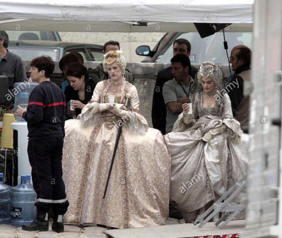 Marie Antoinette avec Kirsten Dunst (Sofia Coppola) - Page 5 Zlettr11