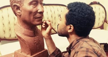 طالب بجامعة أسيوط يصمم تمثالا لمحمد أنور السادات بذكرى تحرير سيناء بالصور 111