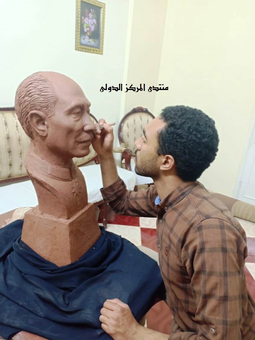 طالب بجامعة أسيوط يصمم تمثالا لمحمد أنور السادات بذكرى تحرير سيناء بالصور 1110