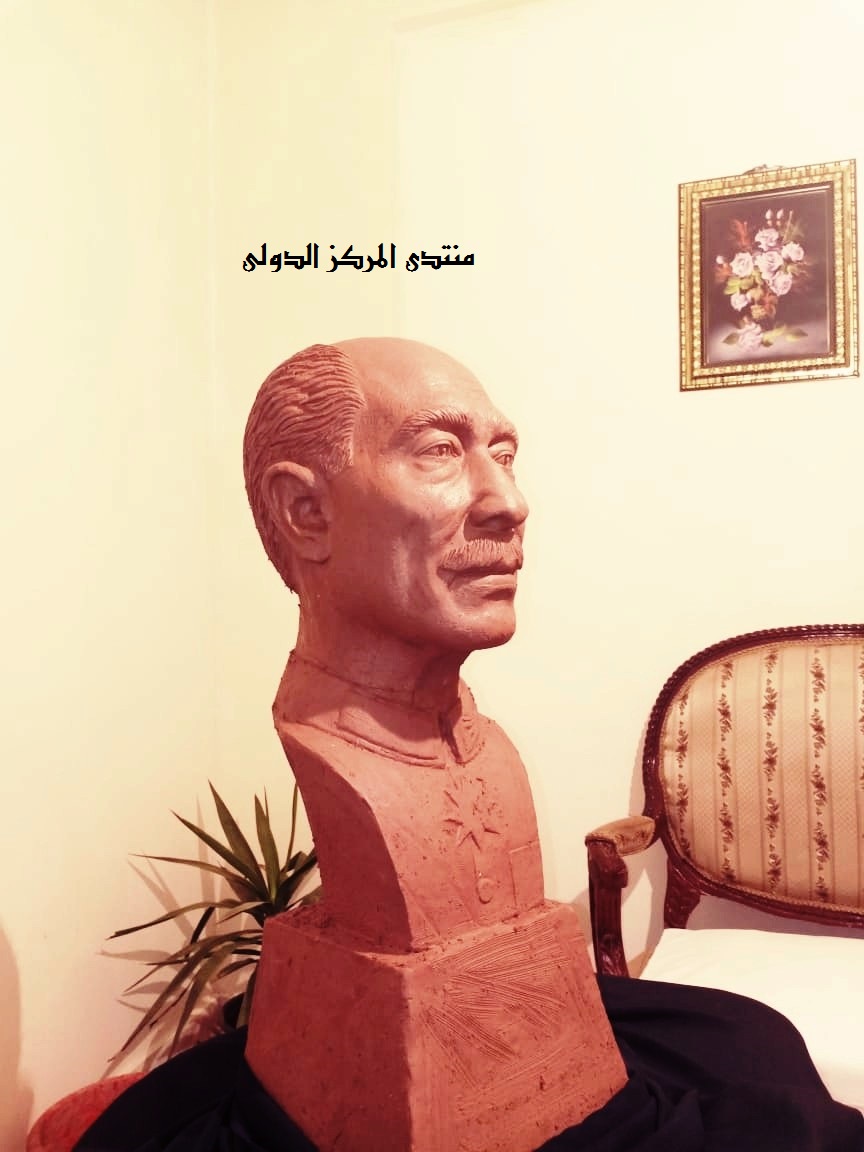 طالب بجامعة أسيوط يصمم تمثالا لمحمد أنور السادات بذكرى تحرير سيناء بالصور 1310