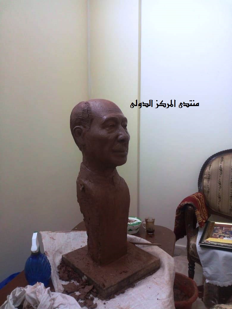 طالب بجامعة أسيوط يصمم تمثالا لمحمد أنور السادات بذكرى تحرير سيناء بالصور 1810