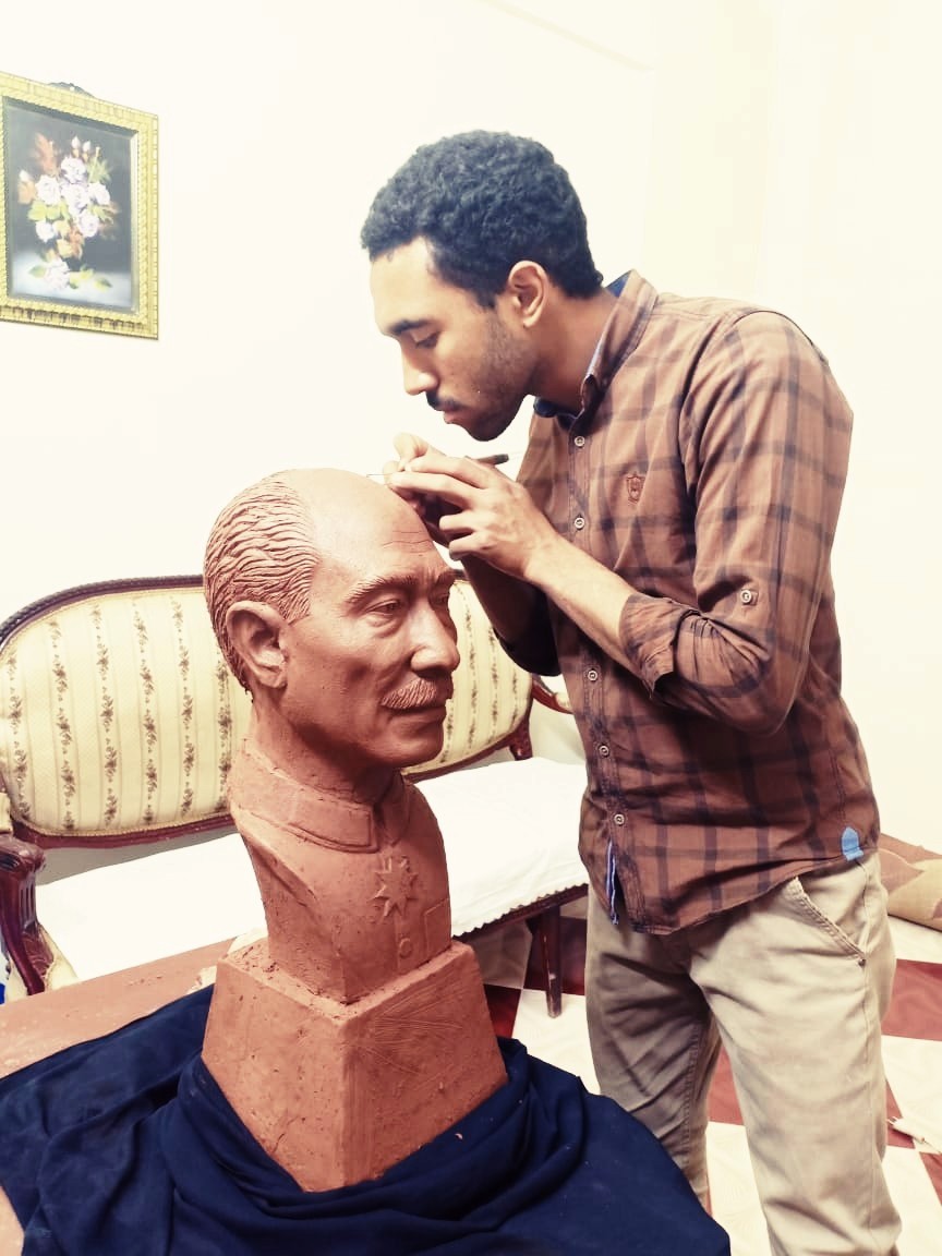 طالب بجامعة أسيوط يصمم تمثالا لمحمد أنور السادات بذكرى تحرير سيناء بالصور 210
