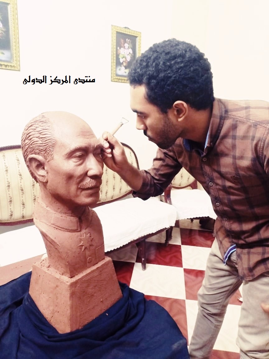 طالب بجامعة أسيوط يصمم تمثالا لمحمد أنور السادات بذكرى تحرير سيناء بالصور 410