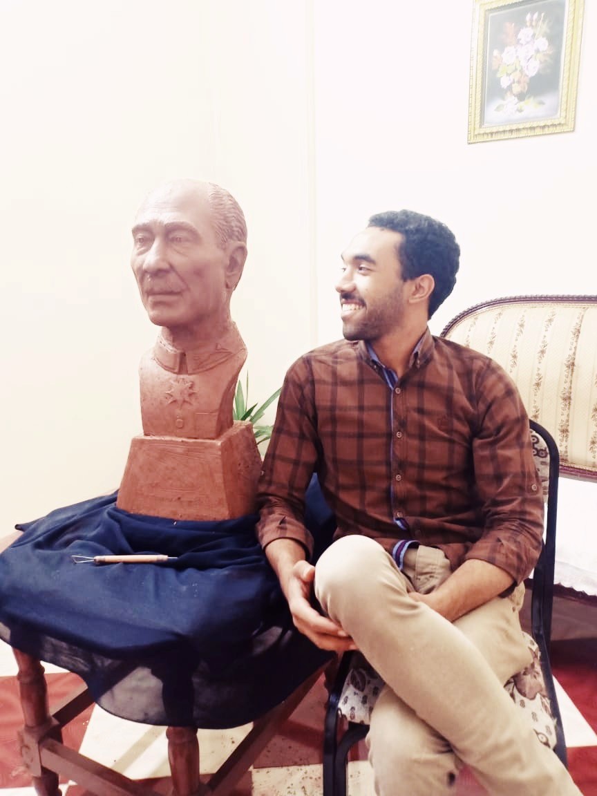 طالب بجامعة أسيوط يصمم تمثالا لمحمد أنور السادات بذكرى تحرير سيناء بالصور 710
