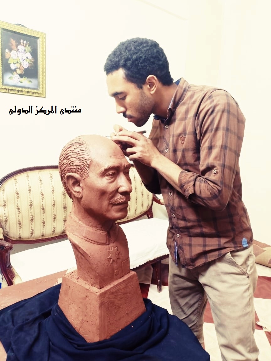 طالب بجامعة أسيوط يصمم تمثالا لمحمد أنور السادات بذكرى تحرير سيناء بالصور 7710