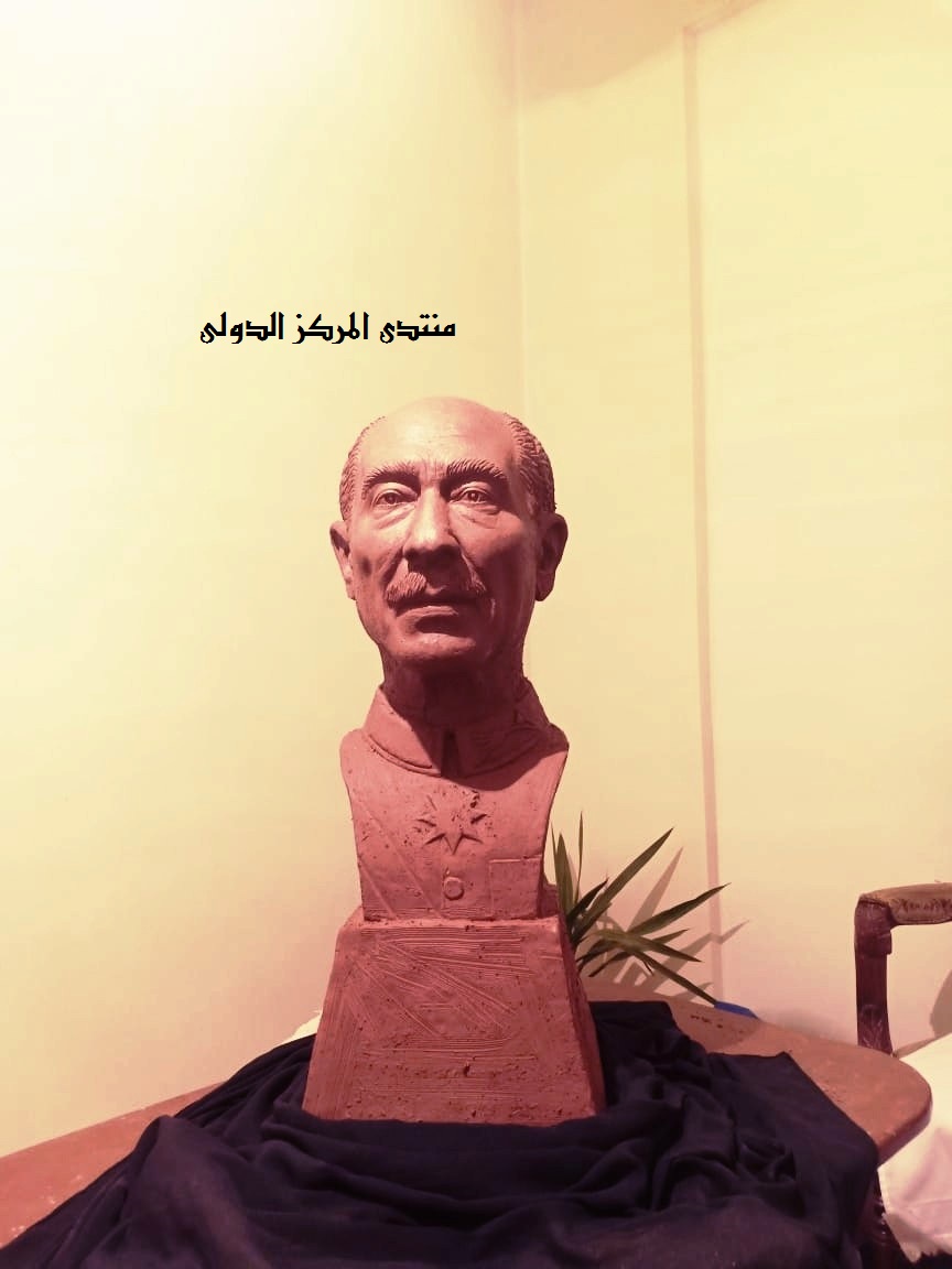 طالب بجامعة أسيوط يصمم تمثالا لمحمد أنور السادات بذكرى تحرير سيناء بالصور 810