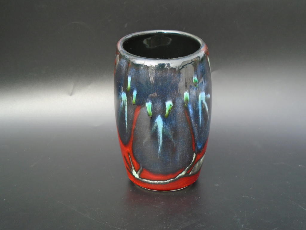 Poole assymetric vase Dsc03010