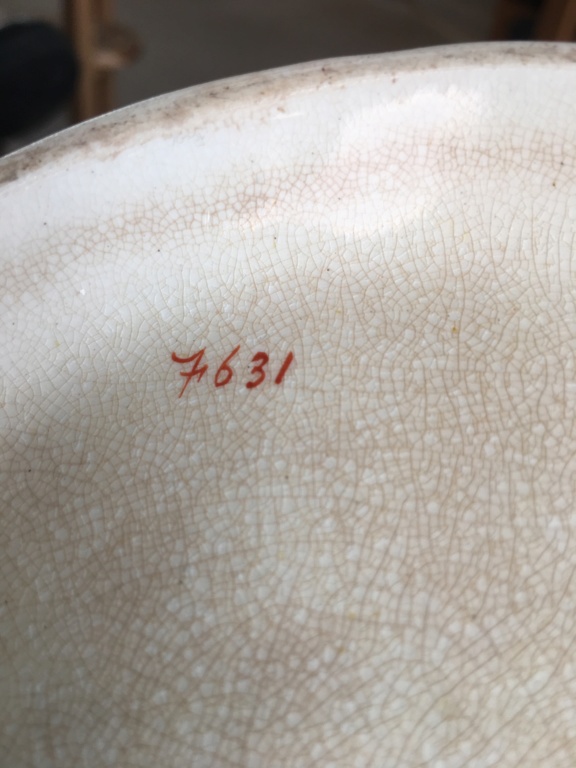 Can someone help identify this bowl 22473810